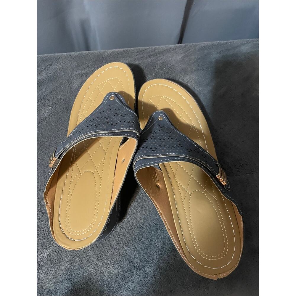 Women’s Navy Laser-Cut Thong Sandals with Quilted Footbed NWOT Size 11 - Picture 4 of 5